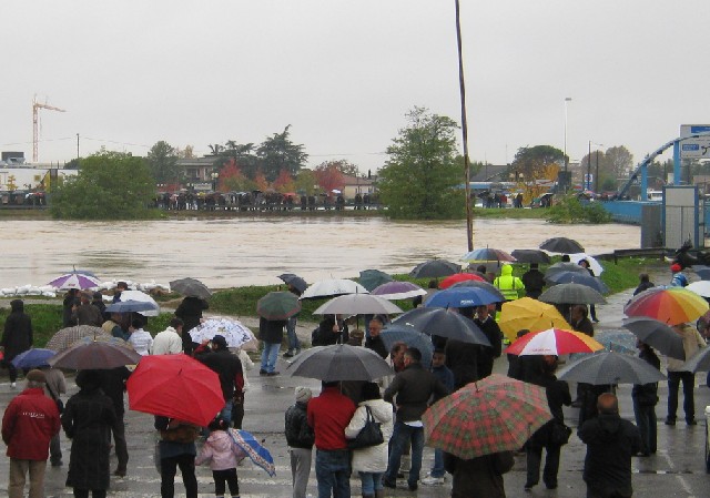 cittadini alarmati per l'alluvione, presso l'argine in prossimità del ponte di Tencarola